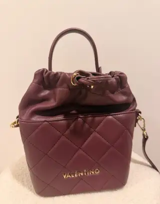 Kabelka Valentino Bags Ocarina – bordó, prošívaná bucket bag