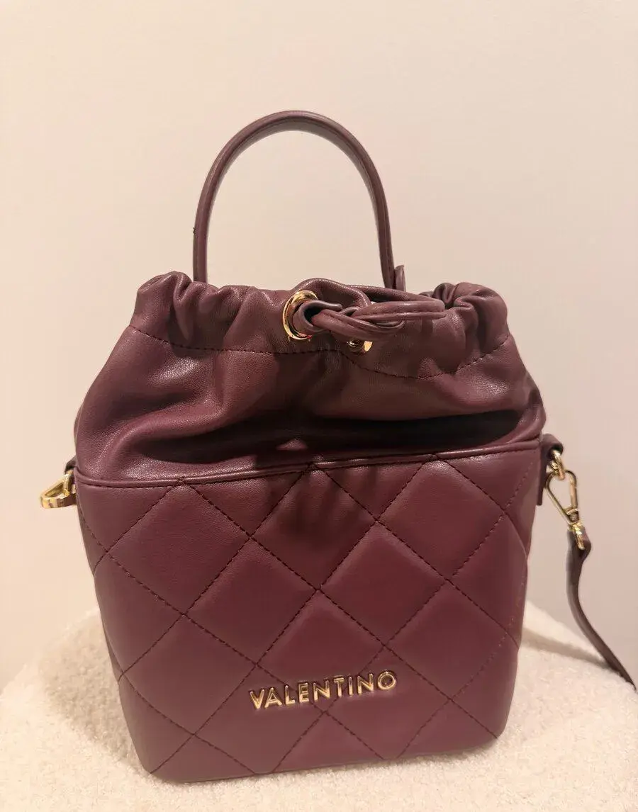 Kabelka Valentino Bags Ocarina – bordó, prošívaná bucket bag