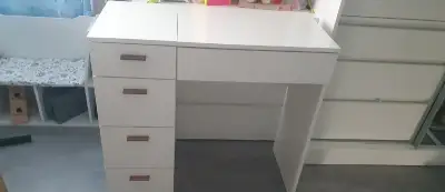 Toaletní stolek