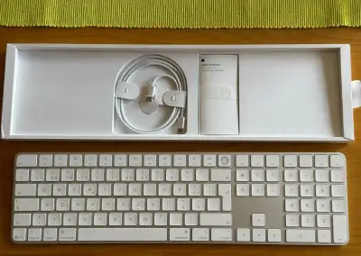 Apple Magic Keyboard s Touch ID a numerickou klávesnicí, USB