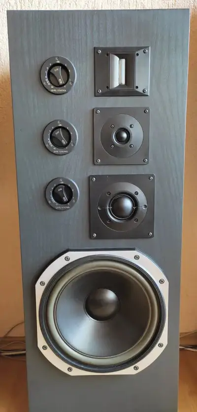 4 pásmové sloupové reproboxy+ 3 pásmový centrál