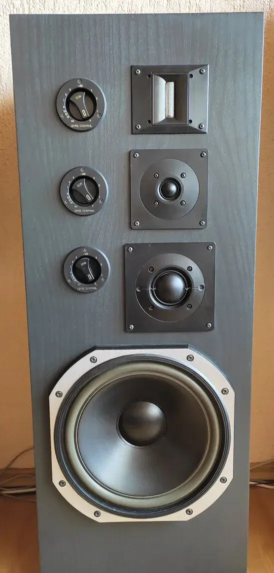 4 pásmové sloupové reproboxy+ 3 pásmový centrál