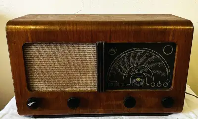 Historické elektronkové rádio PRIOR Type N.K.L. 1 (1947)