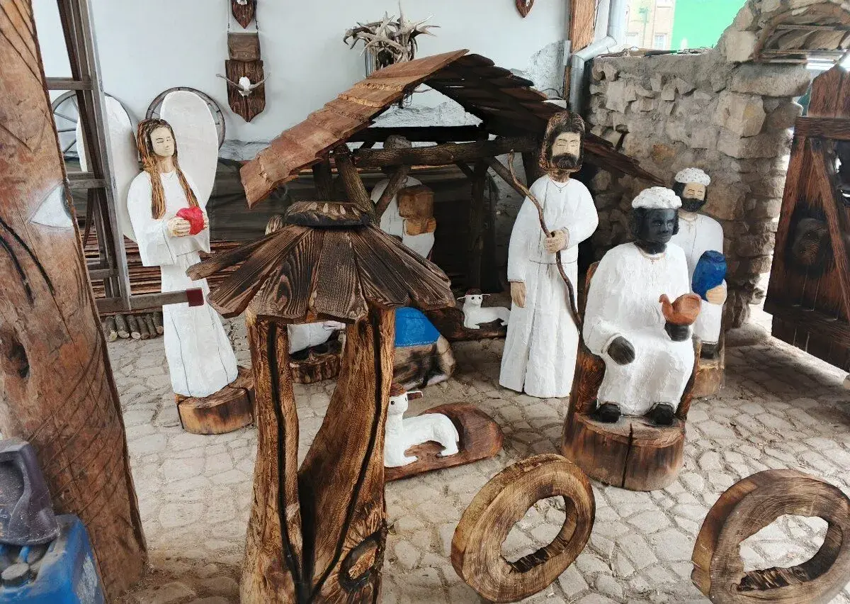 Dřevěný betlém skoro životní velikosti,betlémské figury Betl