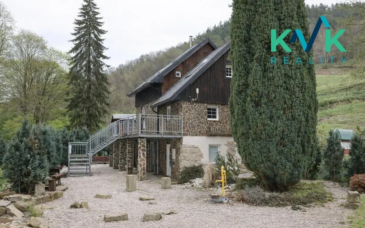 Apartmánový dům se čtyřmi apartmány, okrasnou zahradou a výj