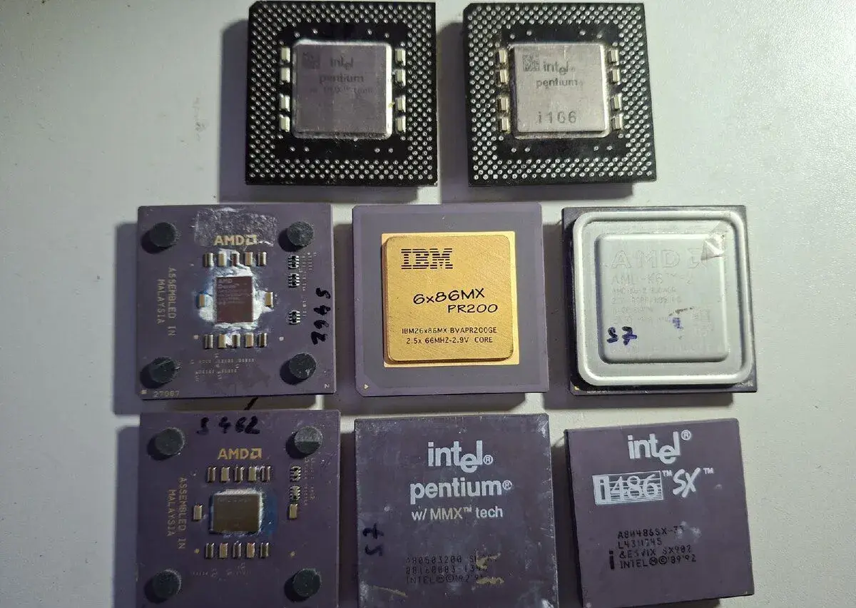 Sada 8ks retro procesorů – Intel, AMD, IBM
