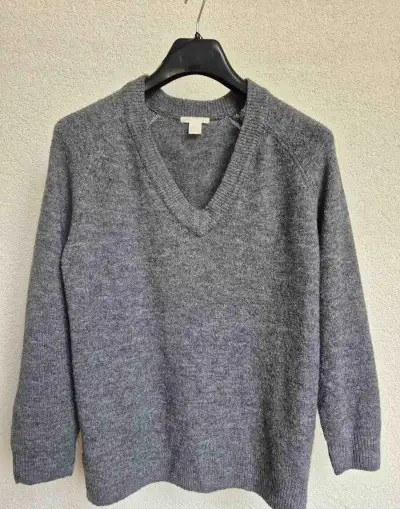 Šedý svetr s véčkovým výstřihem H&M