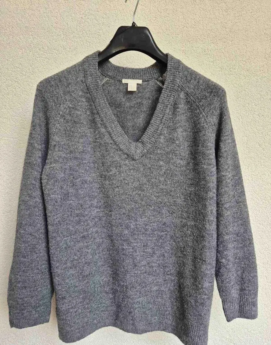 Šedý svetr s véčkovým výstřihem H&M