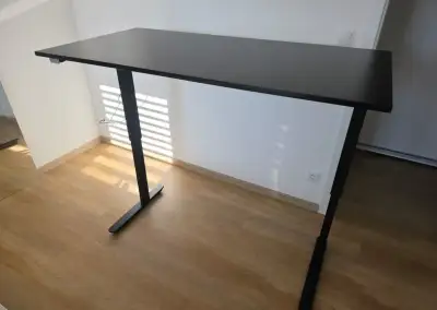 Elektricky polohovatelný stůl - černý