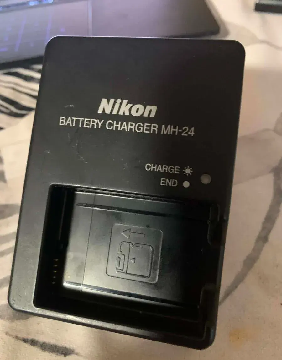 Nabíječka na baterii Nikon MH-24