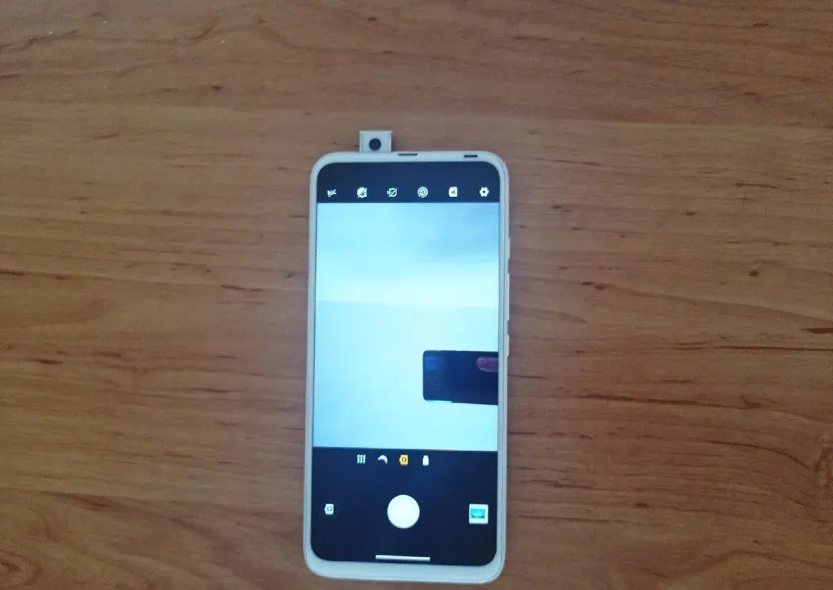 Motorola One Fusion+, výsuvná kamera