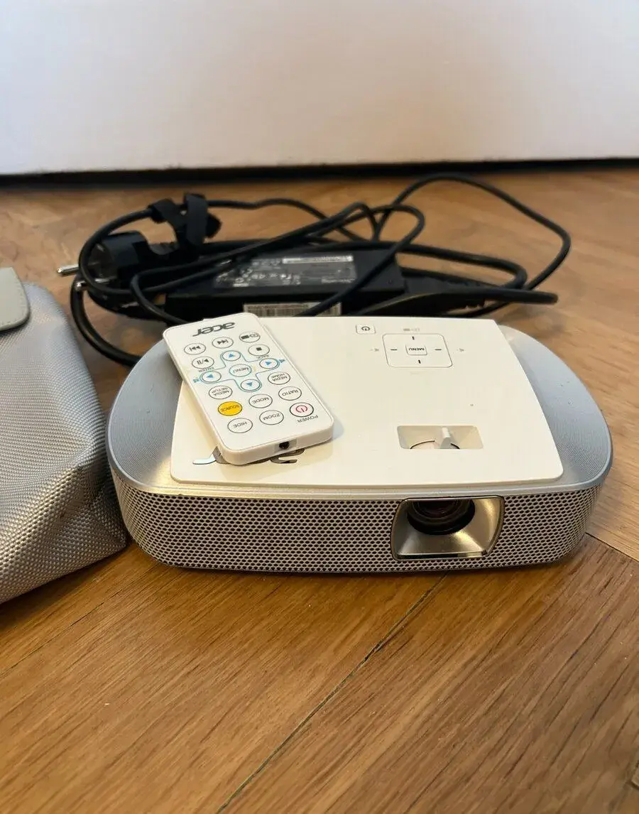 Acer K137 - LED projektor WXGA, málo používaný + repro