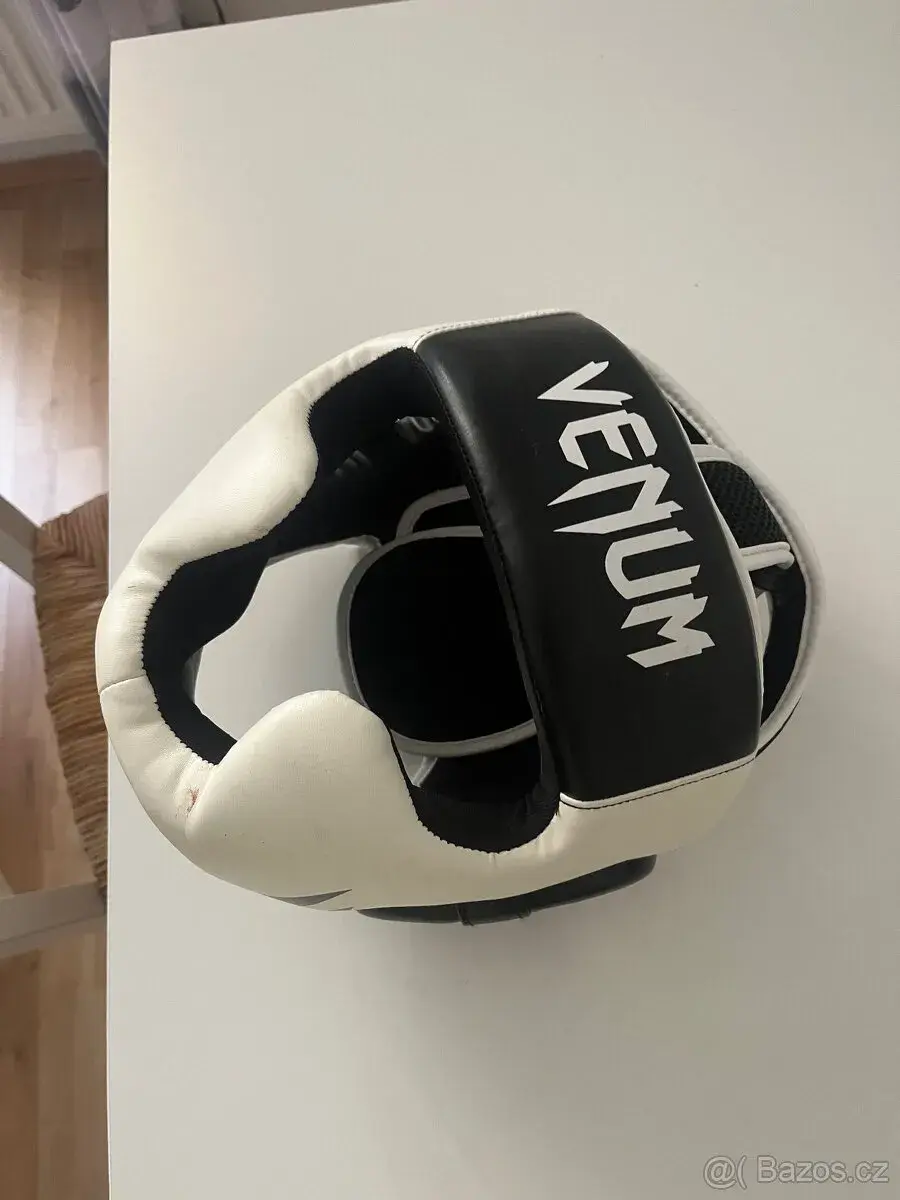 Přilba Venum
