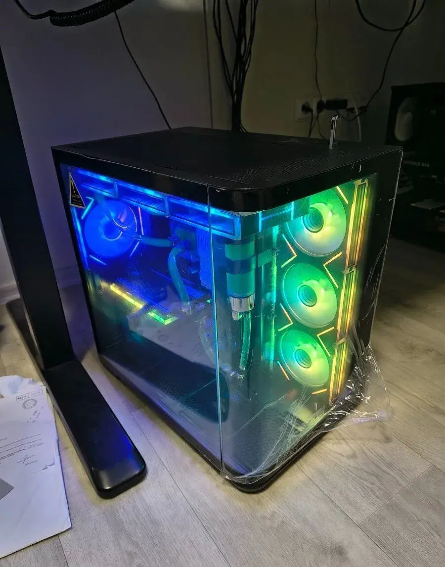 Výkonný zánovní Herní Počitač (8jader,32GB ram,3070)