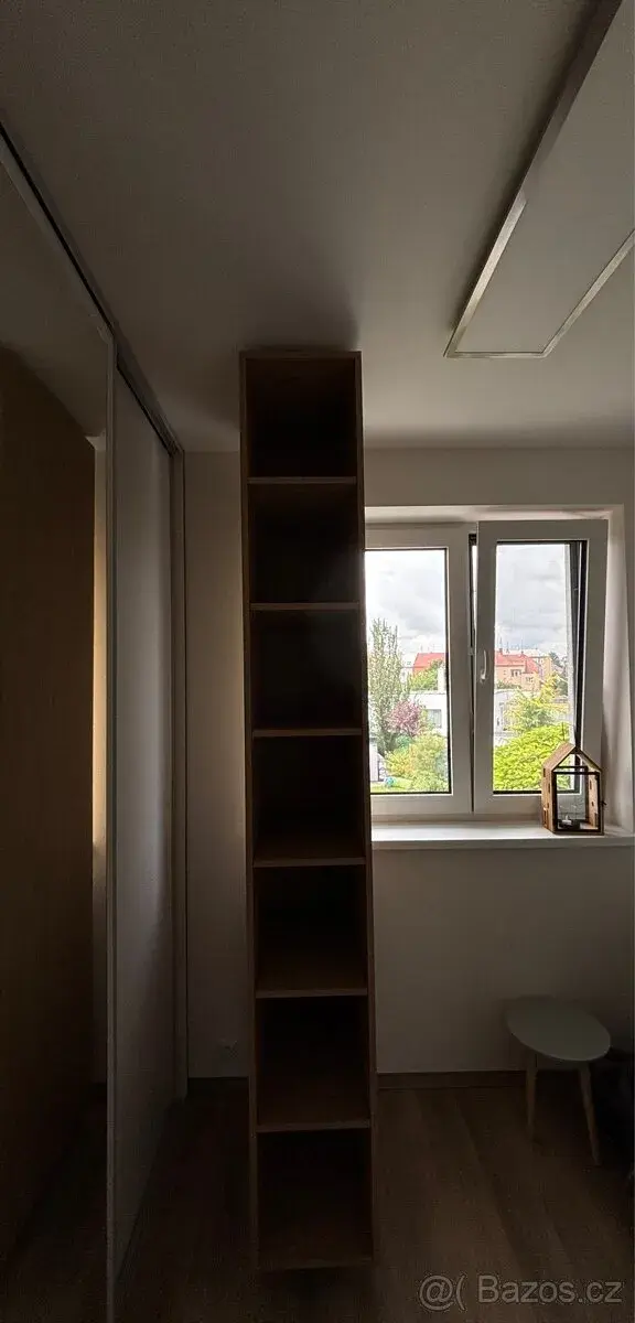 Policovou skříň od Sýkory