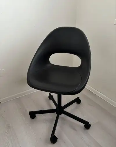 černá otočná židle