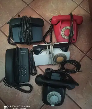 Sbírku starých retro telefonů