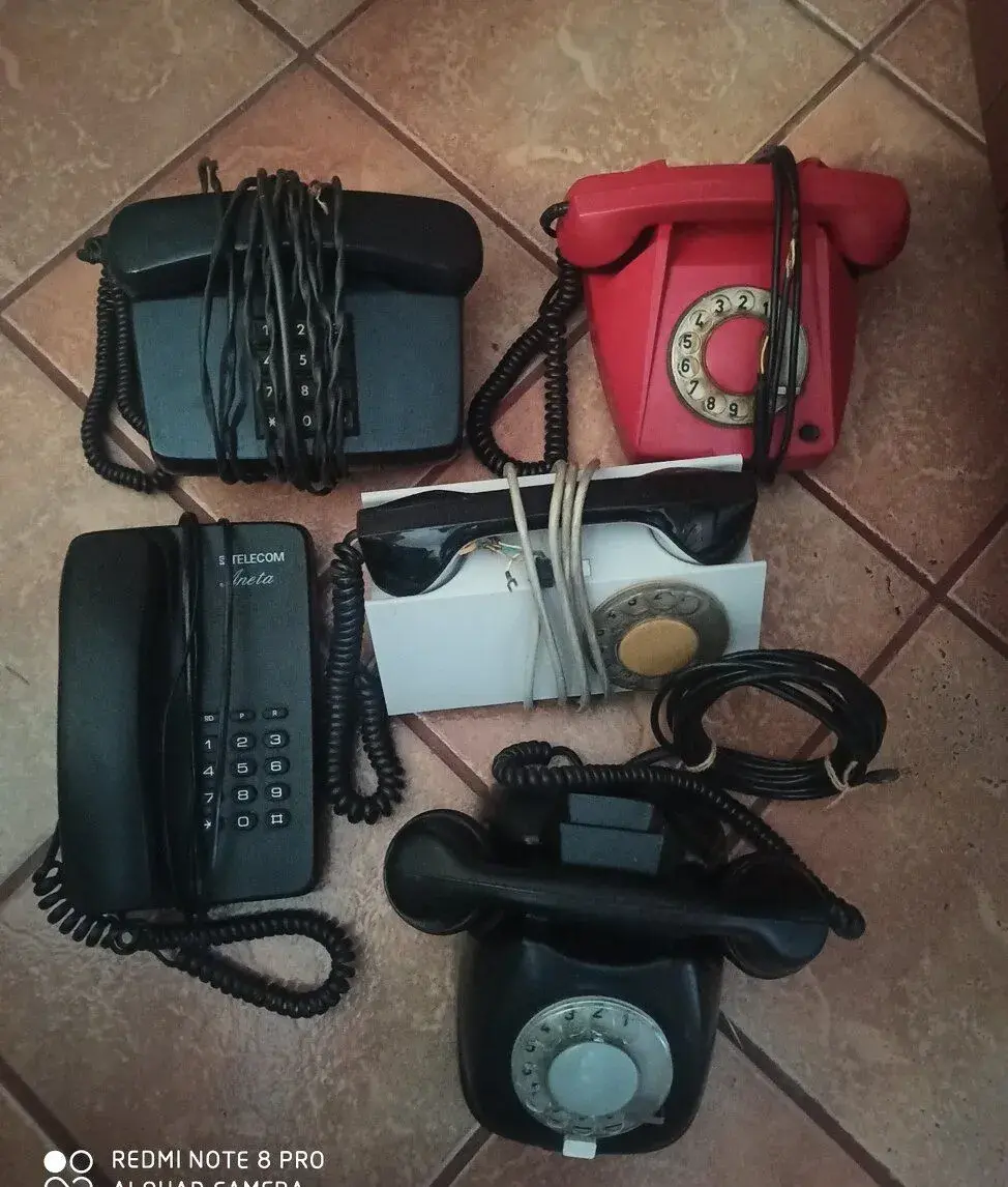 Sbírku starých retro telefonů
