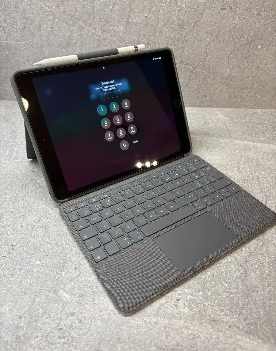 Apple iPad 8. gen + Apple Pencil + Logitech ComboTouch – SET