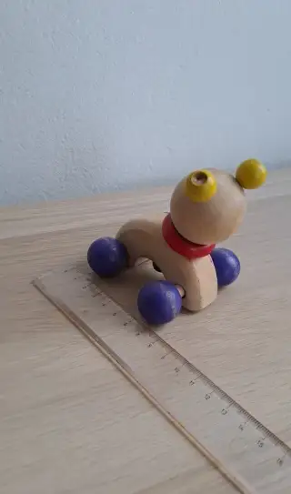 Dřevěné chrastítko / hrkadlo - jezdící medvídek s rolničkou.