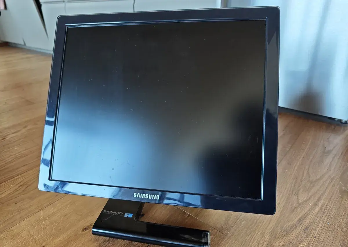 Samsung 971p s pivotem