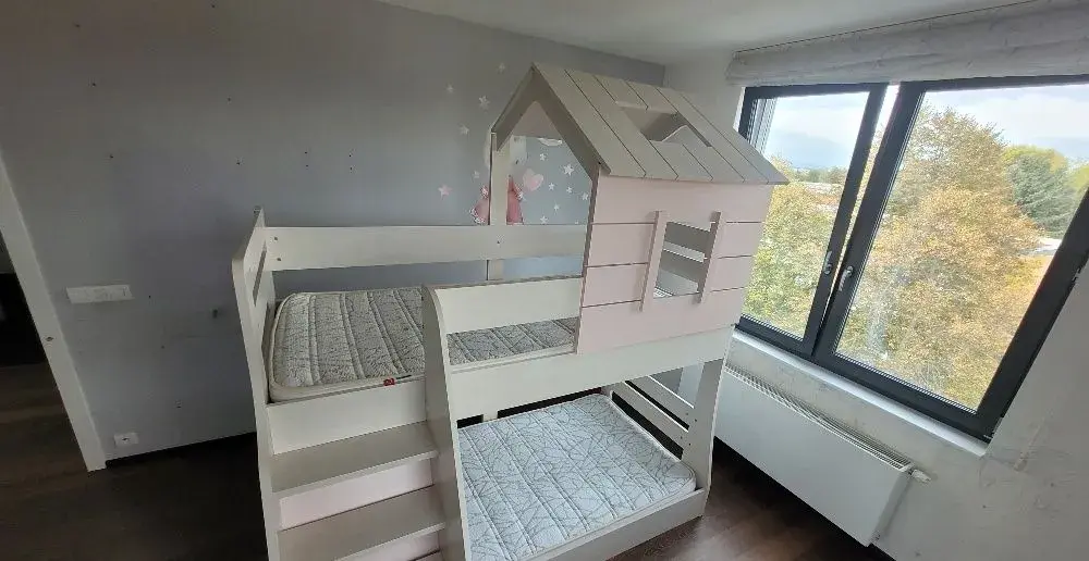 Patrová postel LEVÁ se schůdky Boom - bříza/růžová