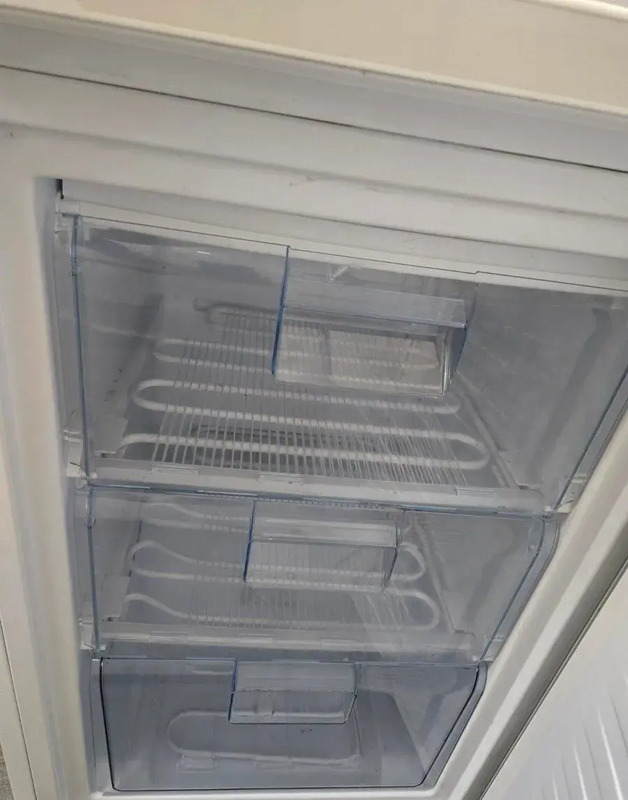 mrazák Amica s výškou 85cm