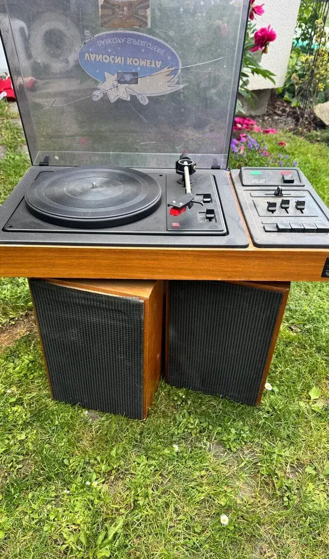 Gramofon tesla NZC 150
