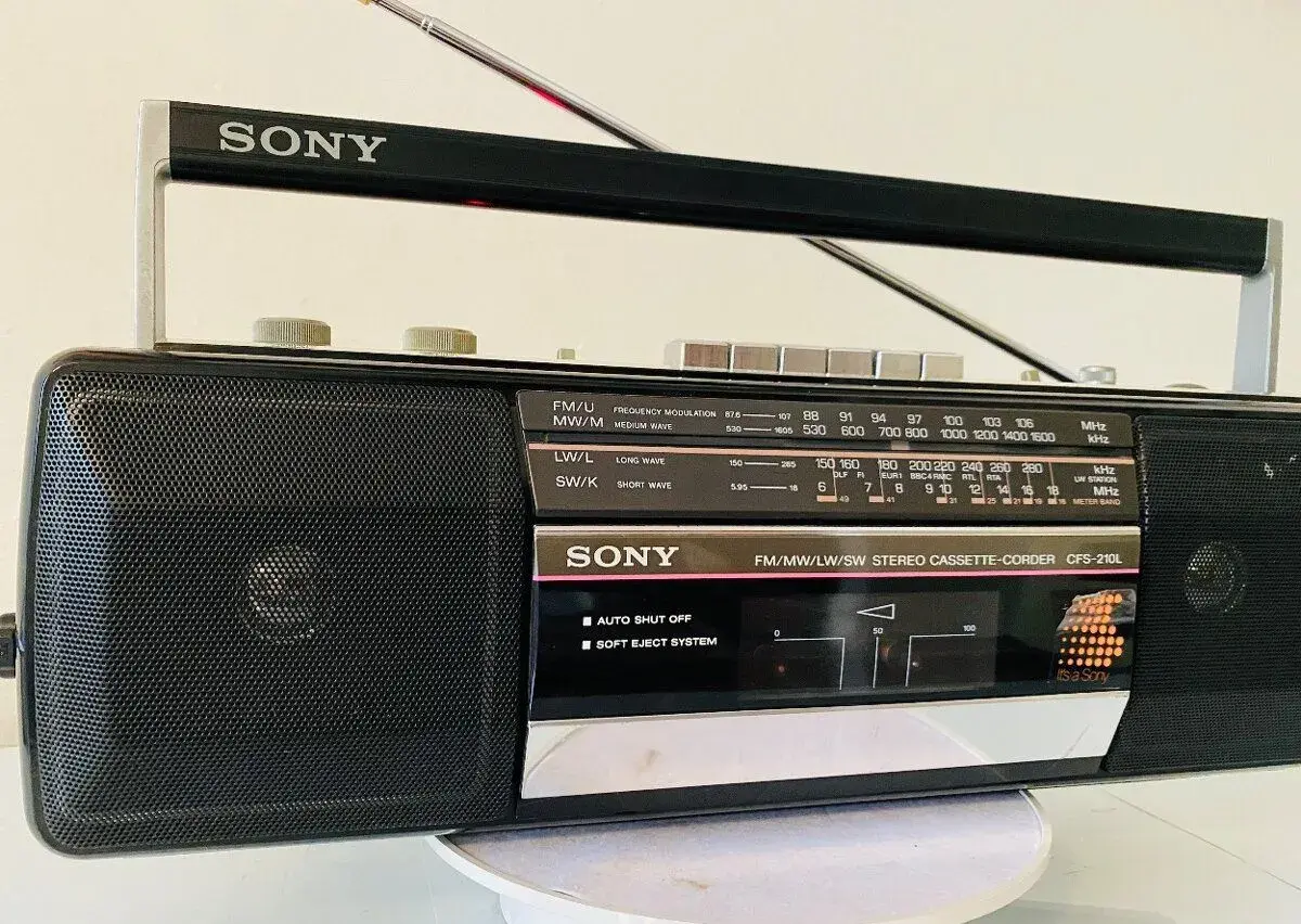 Radiomagnetofon Sony CFS-210, rok 1990