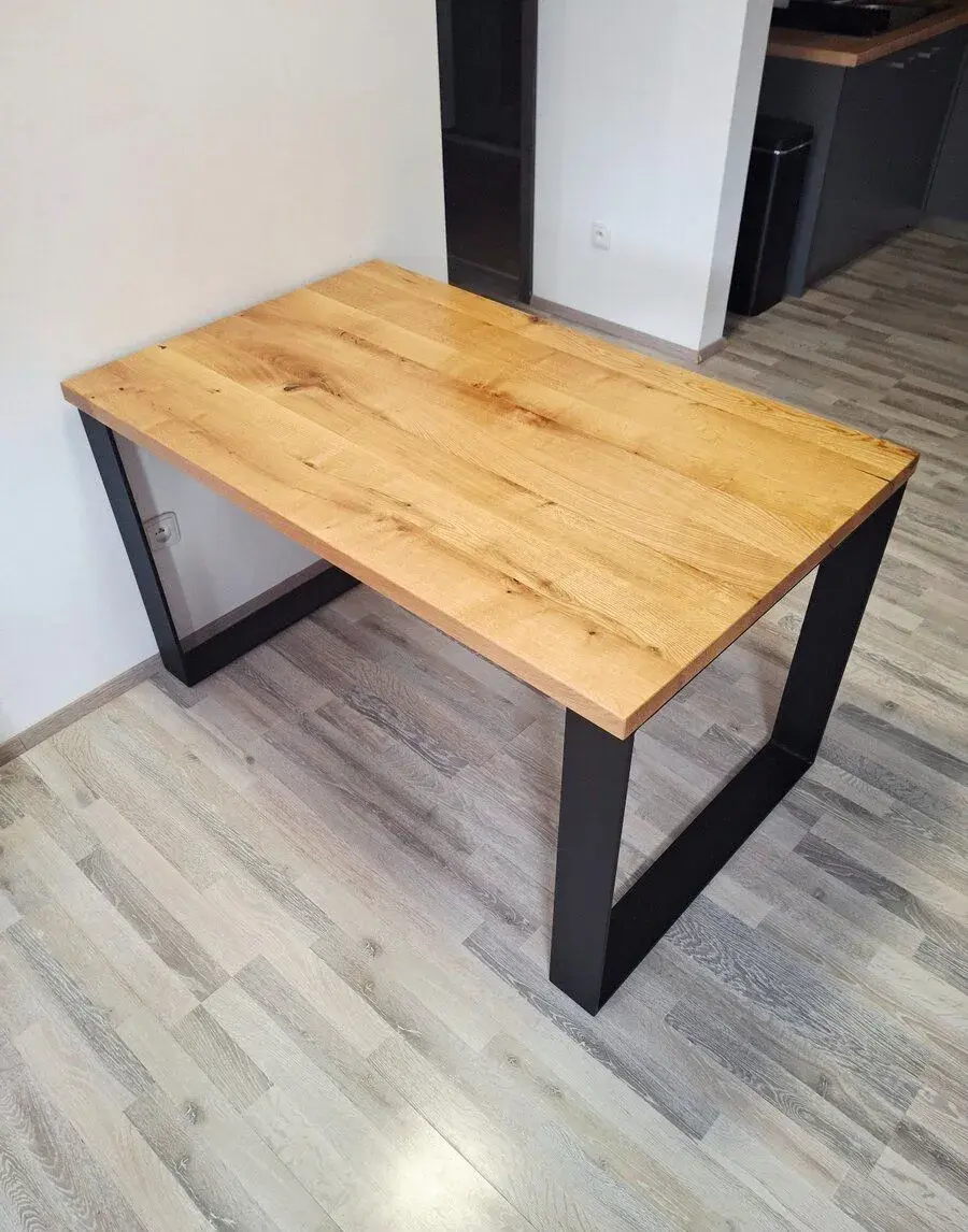 Jídelní dubový stůl