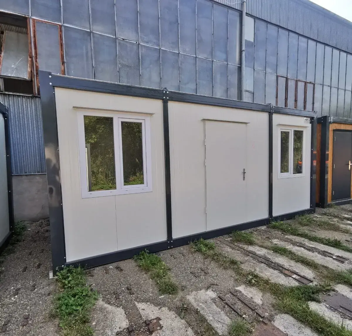 Kancelářská buňka o rozměru 2,4 x 6 m