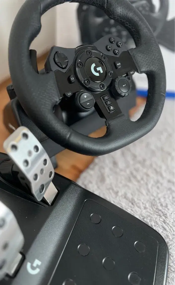 Herní volant Logitech G923 – skvělý stav