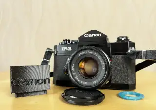 Canon F-1n + Canon FD 50 mm f/1,8, mechanická profesionální