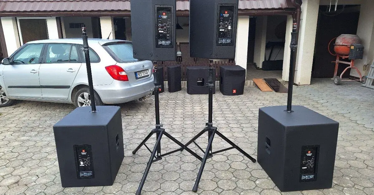 Kompletní PA aparaturu JBL PRX800 – 2× PRX815 + 2× PR