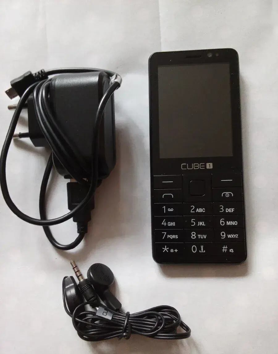 MOBILNÍ TELEFON CUBE1 F300(S PŘÍSLUŠENSTVÍM)