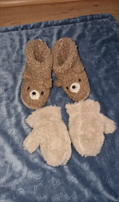 Set boty capáčky a palčáky H&M vel. 20/21