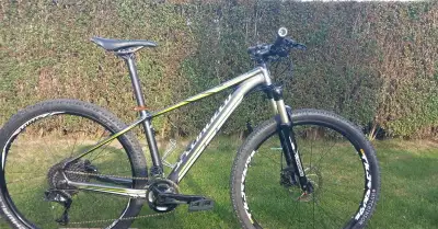 Horské dámské kolo SPECIALIZED ROCKHOPPER
