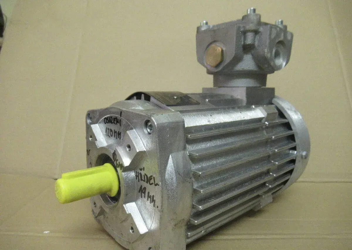 NEPOUŽITÝ přírubový elektromotor 380V.0,75kw-1420ot.min.