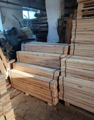 Drevené dosky a palety