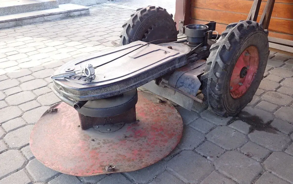 vari - bubnová sekačka DAKR RZS-69 s pojezdem