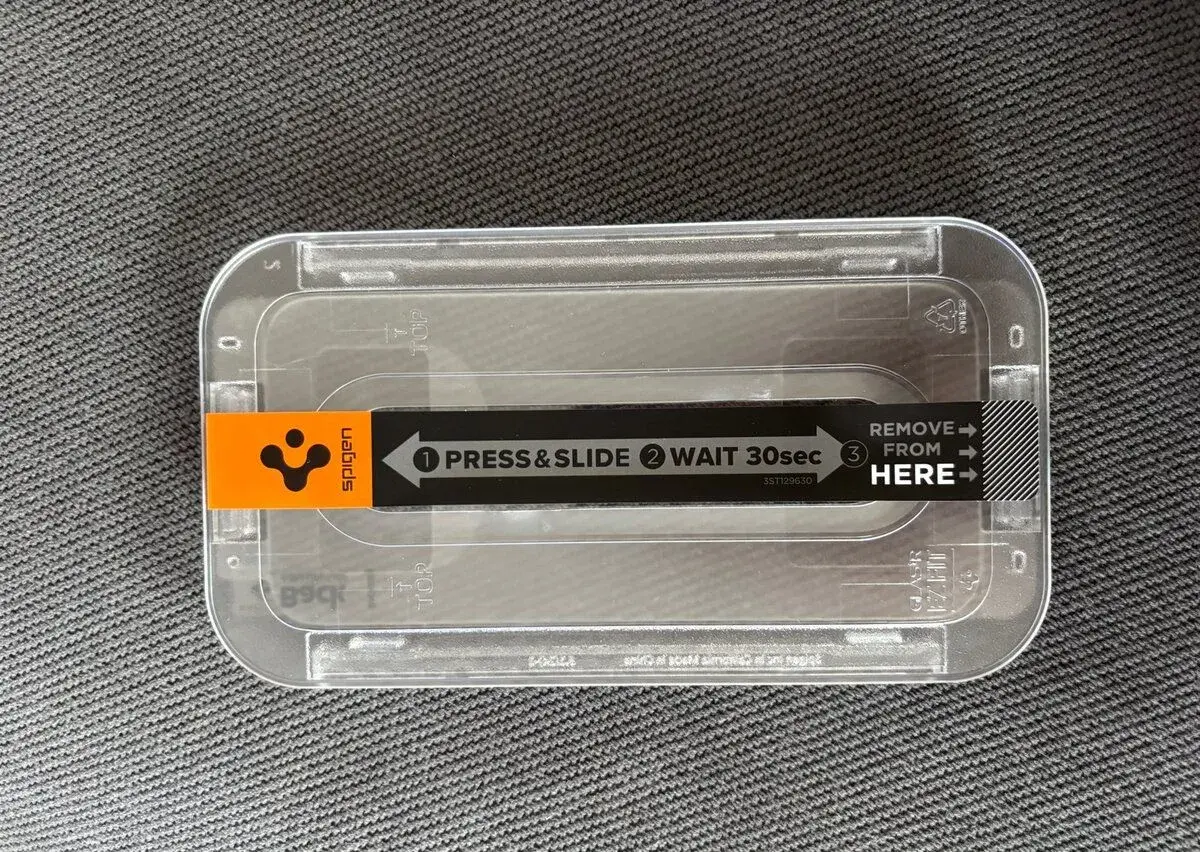 Ochranné sklo Spigen pro iPhone 16/15