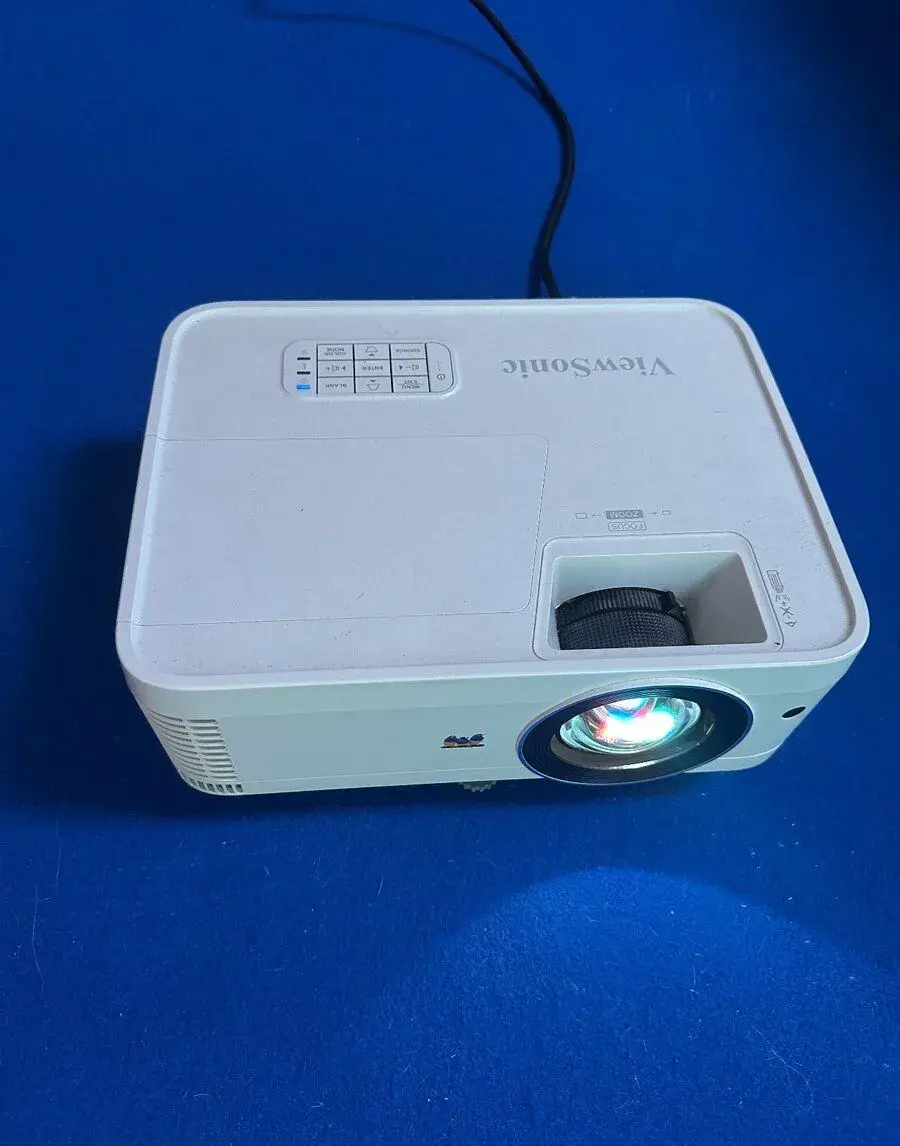 ViewSonic PX706HD short throw projektor