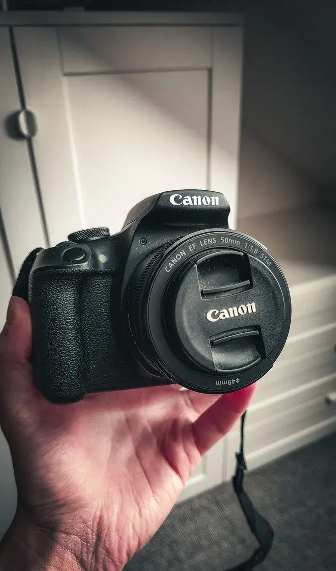 Canon EOS 2000D + 18-55mm + Canon 50mm f/1.8 + 2 baterie