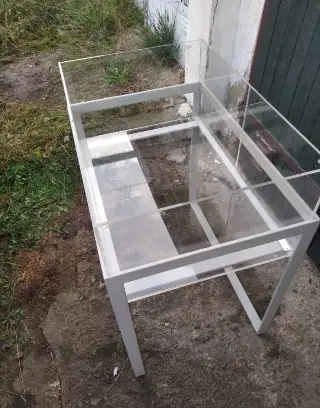 Kovový stůl s boxy
