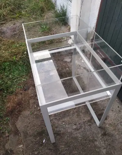 Kovový stůl s boxy