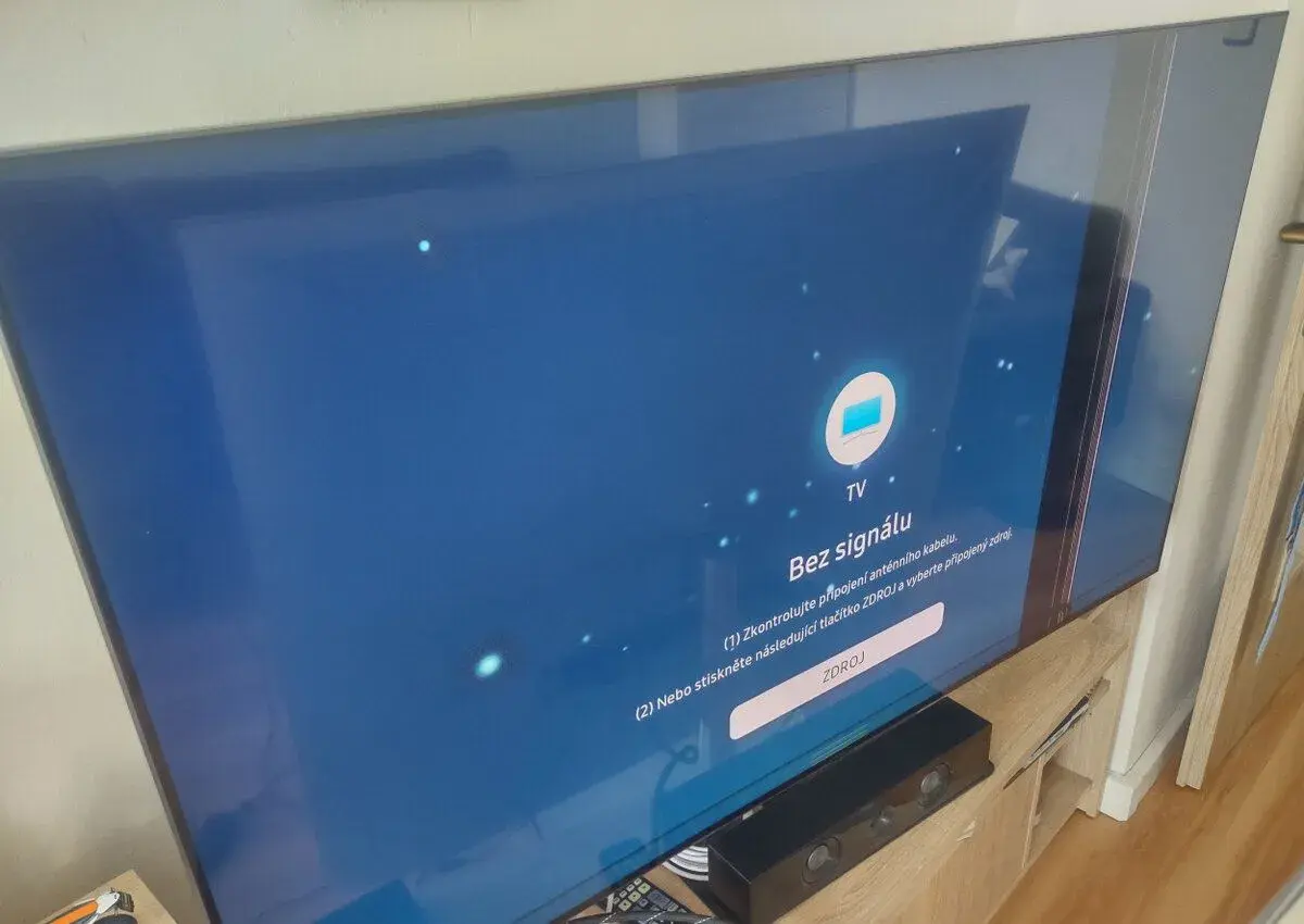 Samsung 55" QLED, funkční, pěkný obraz, vada displeje.