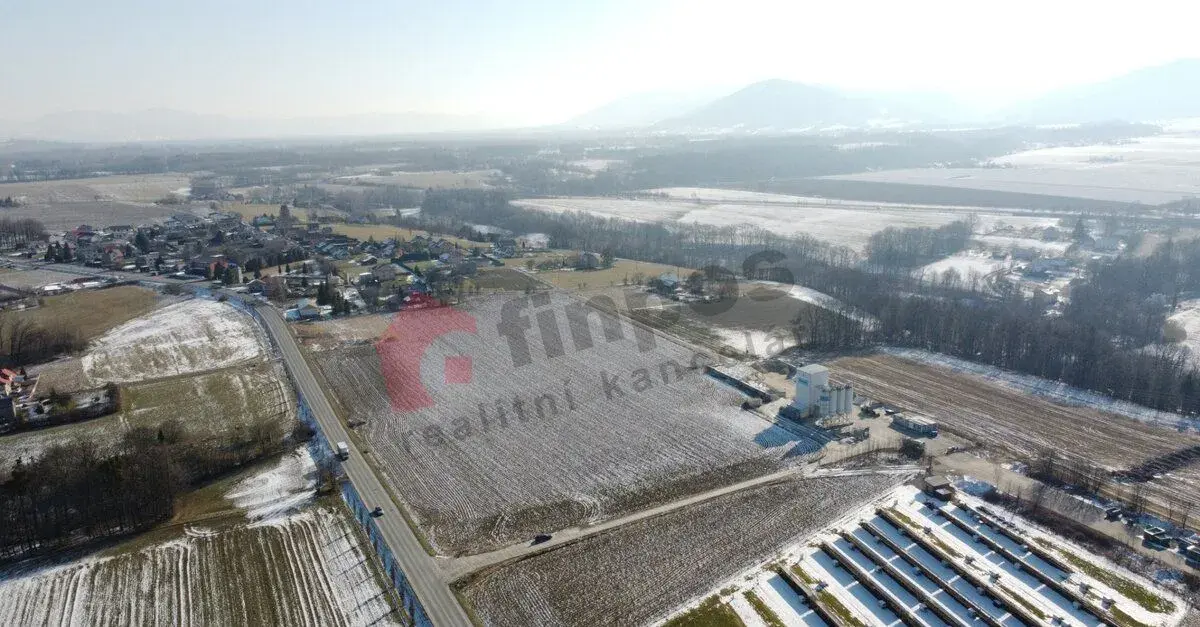 Prodej komerčního pozemku Vojkovice 12.985 m2