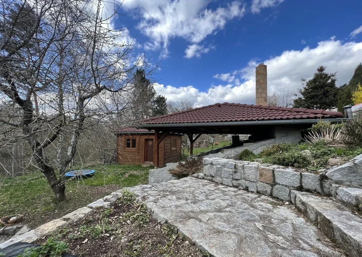Zahrada s chatou, pergolou, skleníkem a kolnou (602 m²) - Ta