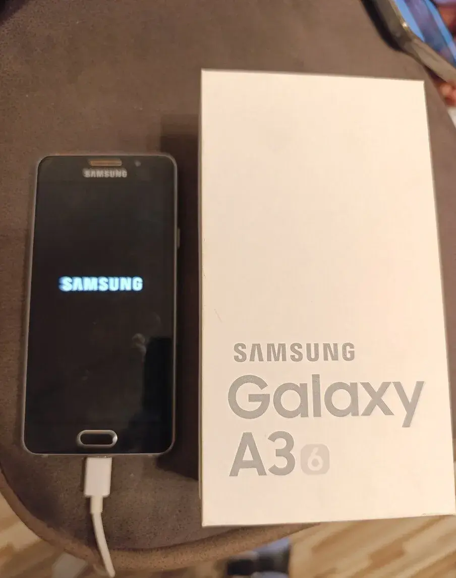2 mobilní telefony Samsung Galaxy A3 a Samsung Galaxy
