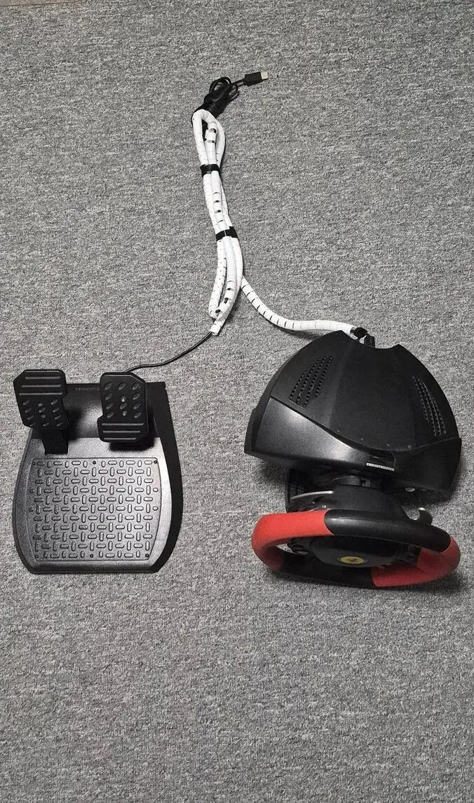 Thrustmaster Ferrari 458 Spider – závodní volant + pedály